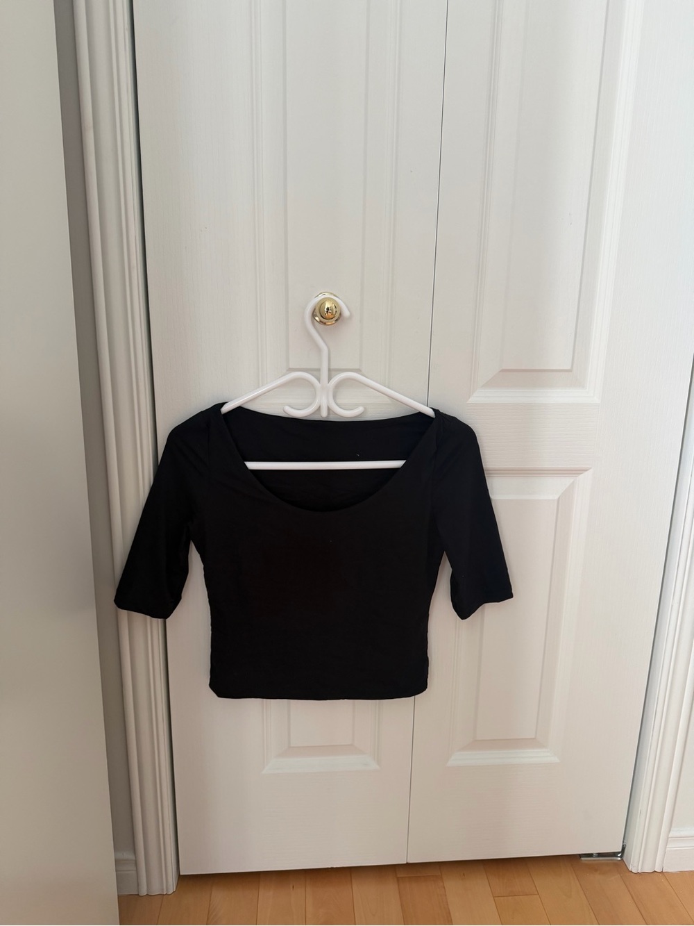 Women’s Black Scoop-Neck Long Sleeve Crop Top